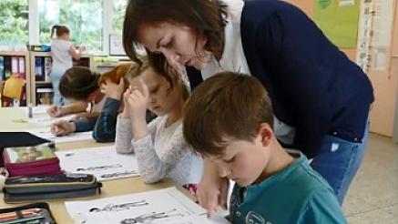 Bild einer Lehrerin im Unterricht