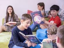 Lesende Kinder in der Grundschule